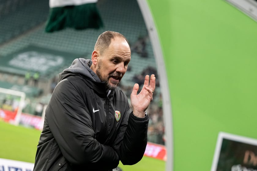 Mecz Śląsk Wrocław - Stal Rzeszów na Tarczyński Arena 8 grudnia 2025 r. - trener Ante Simundza.