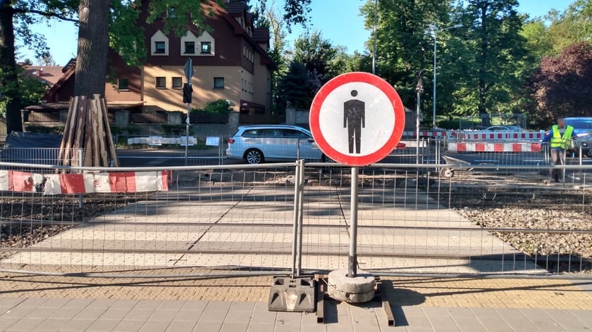 Tymczasowo zamknięte przejście dla pieszych, widok w stronę Chełmońskiego.