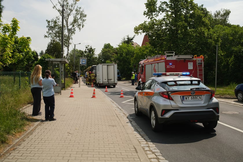 Powiększ obraz: Zderzenie autobusu miejskiego z samochodem dostawczym na ul. Żernickiej, 1 czerwca 2026 r.