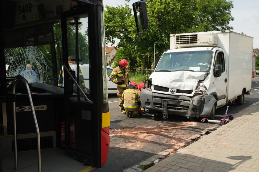 Powiększ obraz: Zderzenie autobusu miejskiego z samochodem dostawczym na ul. Żernickiej, 1 czerwca 2026 r.