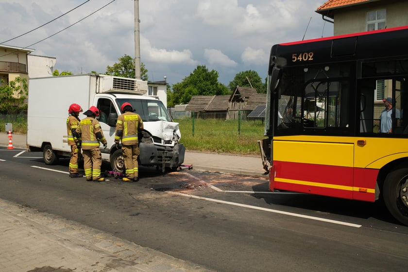 Powiększ obraz: Zderzenie autobusu miejskiego z samochodem dostawczym na ul. Żernickiej, 1 czerwca 2026 r.