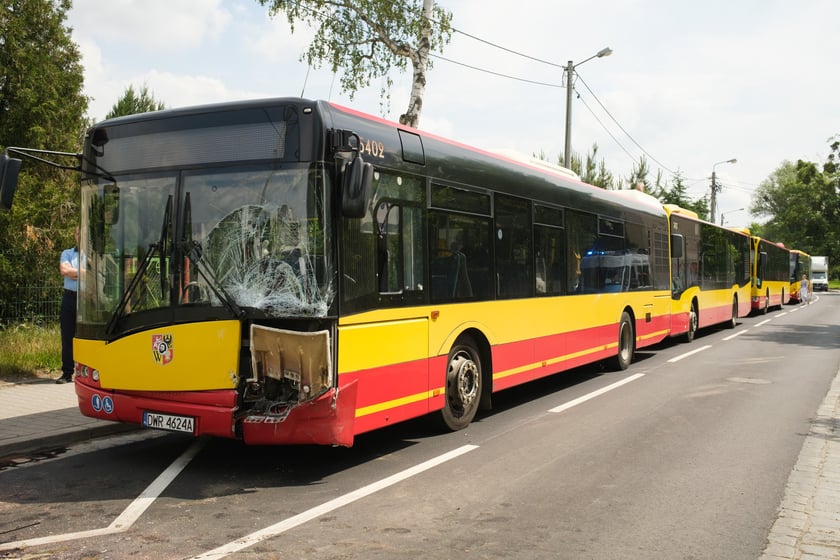 Powiększ obraz: Zderzenie autobusu miejskiego z samochodem dostawczym na ul. Żernickiej, 1 czerwca 2026 r.
