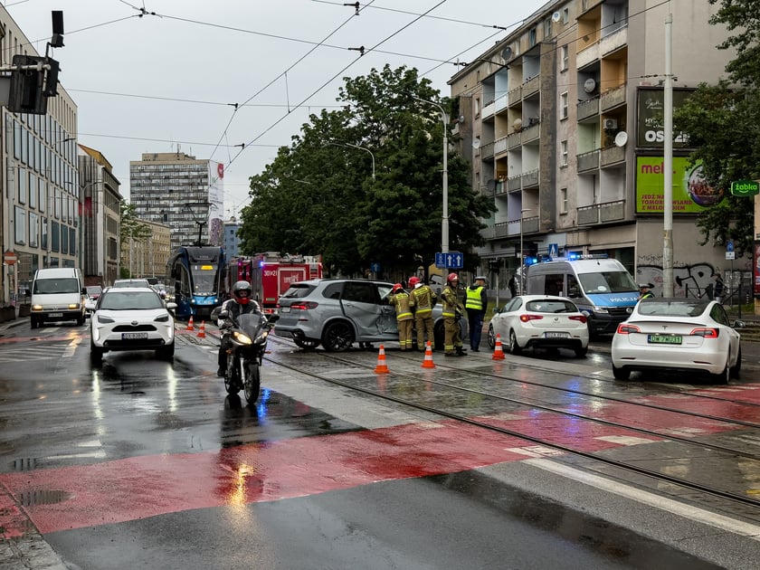 Powiększ obraz: Kolizja samochodu osobowego z tramwajem na skrzyżowaniu ulic Piłsudskiego i Zielińskiego, 3 czerwca 2026 r.