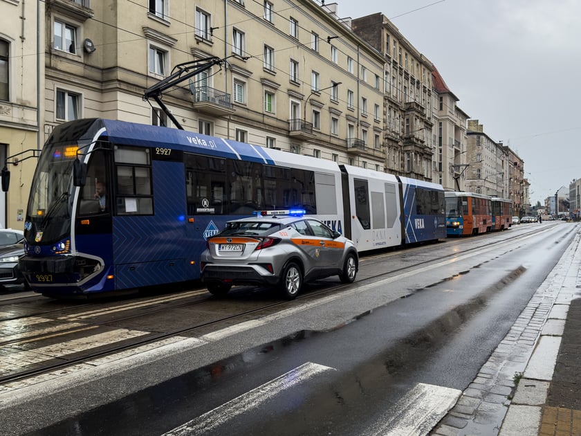 Powiększ obraz: Kolizja samochodu osobowego z tramwajem na skrzyżowaniu ulic Piłsudskiego i Zielińskiego, 3 czerwca 2026 r.