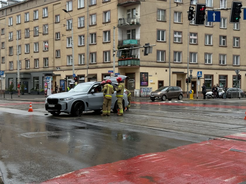 Powiększ obraz: Kolizja samochodu osobowego z tramwajem na skrzyżowaniu ulic Piłsudskiego i Zielińskiego, 3 czerwca 2026 r.