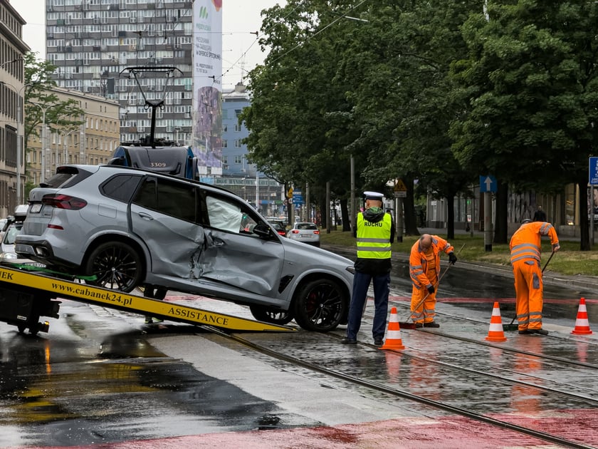 Powiększ obraz: Usuwanie auta uszkodzonego wskutek kolizji z tramwajem na skrzyżowaniu ulic Piłsudskiego i Zielińskiego, 3 czerwca 2026 r.