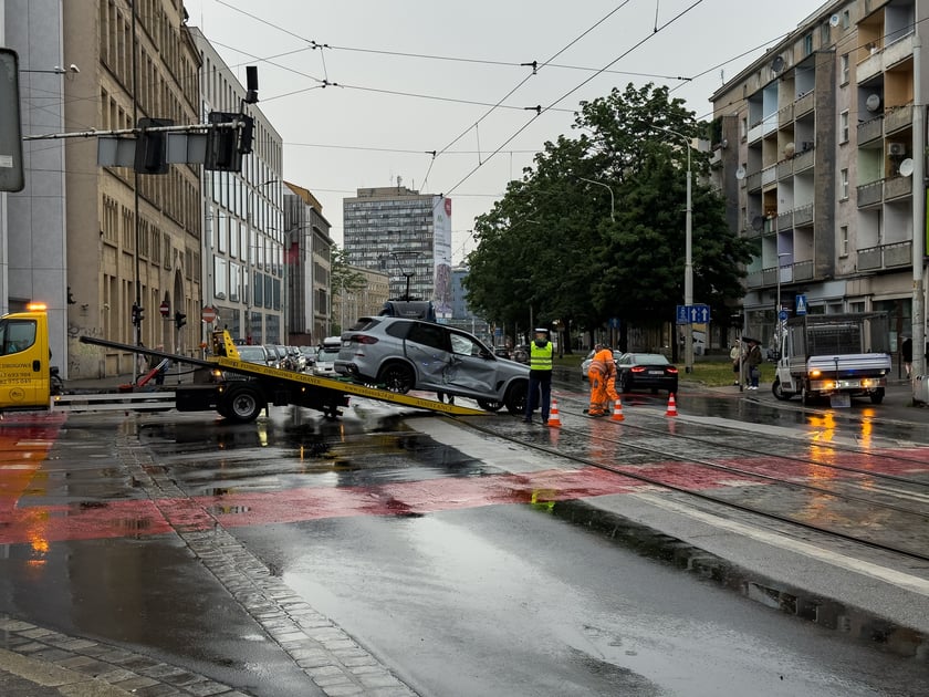 Powiększ obraz: Usuwanie auta uszkodzonego wskutek kolizji z tramwajem na skrzyżowaniu ulic Piłsudskiego i Zielińskiego, 3 czerwca 2026 r.