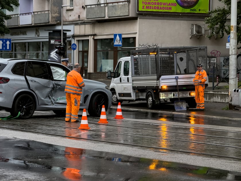 Powiększ obraz: Usuwanie auta uszkodzonego wskutek kolizji z tramwajem na skrzyżowaniu ulic Piłsudskiego i Zielińskiego, 3 czerwca 2026 r.