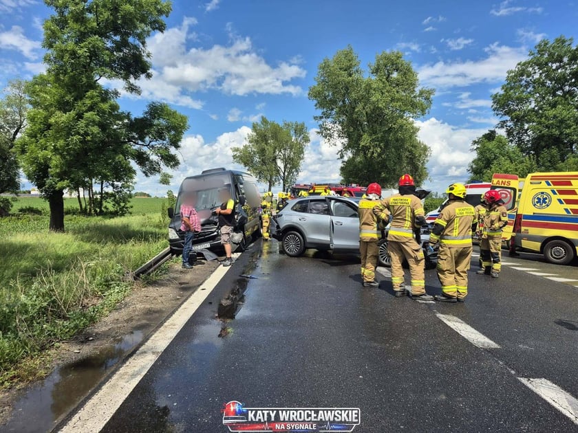 Powiększ obraz: Wypadek na drodze krajowej nr 8 w rejonie Wierzbic na południe od Wrocławia, 7 czerwca 2026 r.