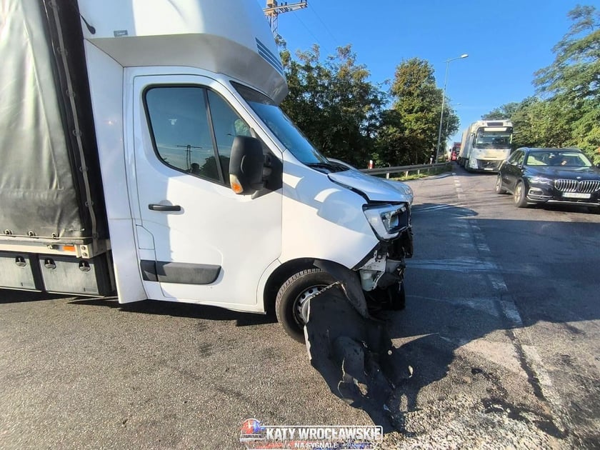 Samochód dostawczy z rozbitym przodem - kolizja na łącznicy węzła Kąty Wrocławskie autostrady A4 - 29 lipca 2026 r.