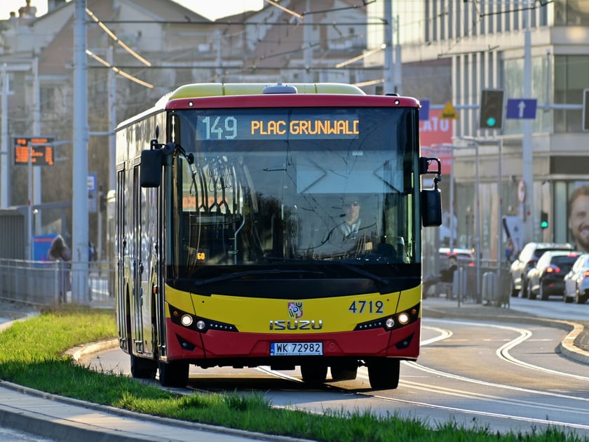 Powiększ obraz: Autobusy Isuzu miały krótką karierę we Wrocławiu. Pojawiły się w 2020 roku wraz z Mobilisem, podwykonawcą MPK Wrocław, a zeszły ze sceny w tym roku. Po wygaśnięciu umowy z Mobilisem MPK dzierżawiło Isuzu do czasu odebrania z fabryki zamówionych Mercedesów