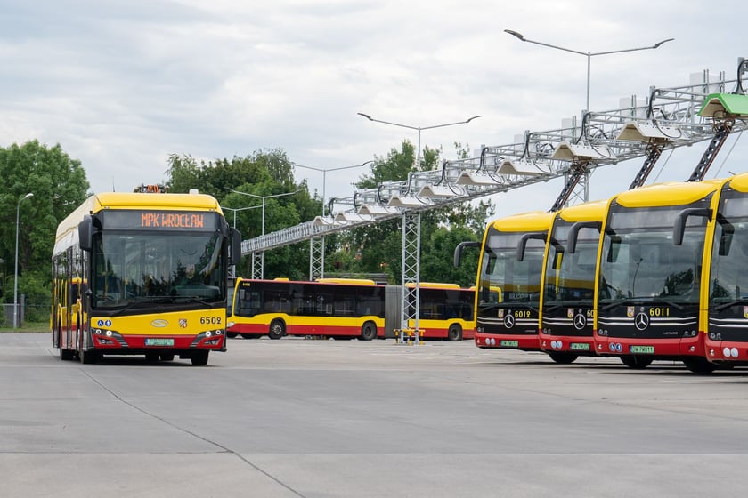Powiększ obraz: Elektryczny Solaris wśród elektrycznych Mercedesów na zajezdni Obornicka