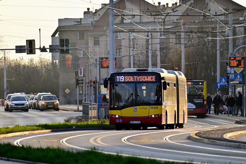 Powiększ obraz: Solarisami z lat 2014-2016 jeszcze pojeździmy. Gdy nowe autobusy zamówione w tym roku zastąpią już wszystkie najstarsze Mercedesy, wtedy przyjdzie czas na wymianę tych Solarisów