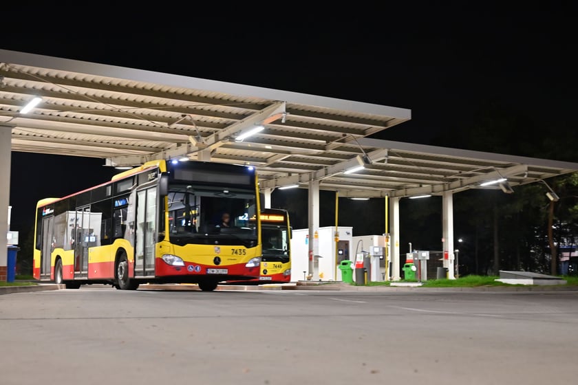 Powiększ obraz: Zajezdnia autobusowa przy ulicy Obornickiej nocą – tankowanie autobusów po skończonych kursach