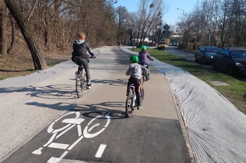 Nowe drogi rowerowe powstały przy ulicach Racławickiej i Skarbowców. Trwa budowa ciągu pieszo-rowerowego przy ul. Spiskiej.