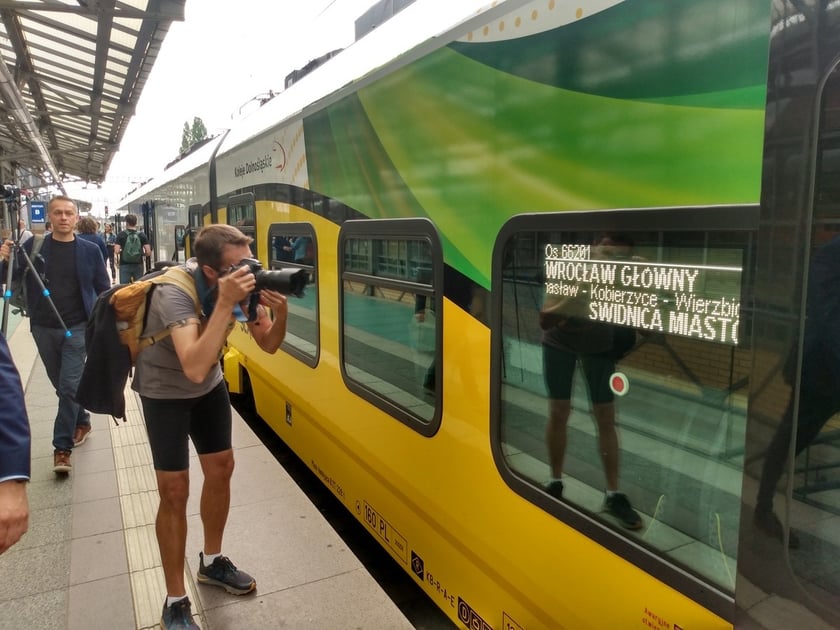 W poniedziałek, 6 czerwca, odbył się inauguracyjny przejazd pociągu z Wrocławia Głównego do Świdnicy. regularne kursy wracają na trasę od 12 czerwca.