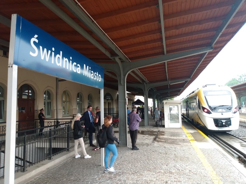 W poniedziałek, 6 czerwca, odbył się inauguracyjny przejazd pociągu z Wrocławia Głównego do Świdnicy. regularne kursy wracają na trasę od 12 czerwca.