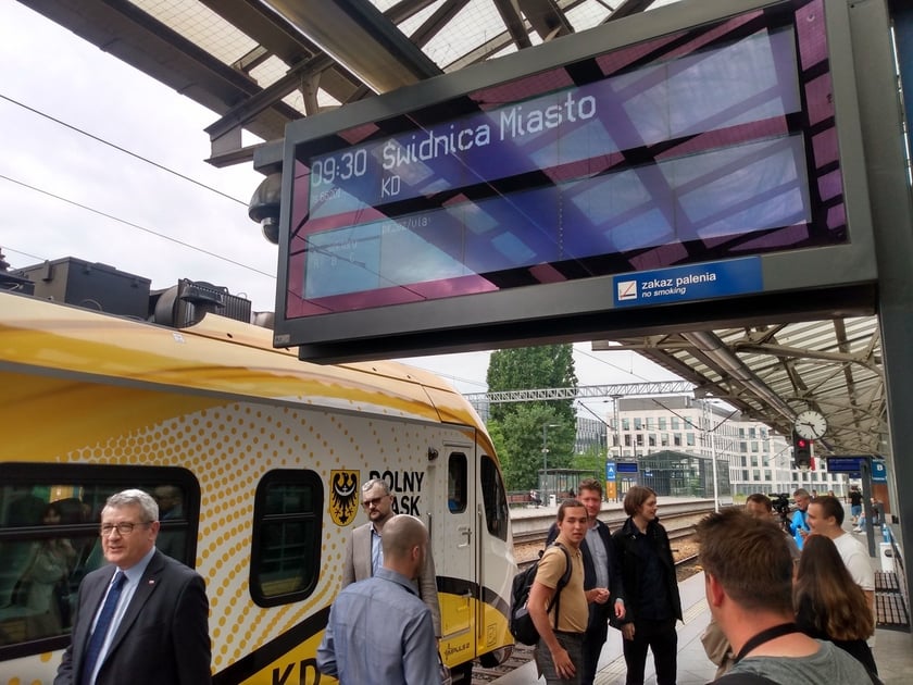 W poniedziałek, 6 czerwca, odbył się inauguracyjny przejazd pociągu z Wrocławia Głównego do Świdnicy. regularne kursy wracają na trasę od 12 czerwca.