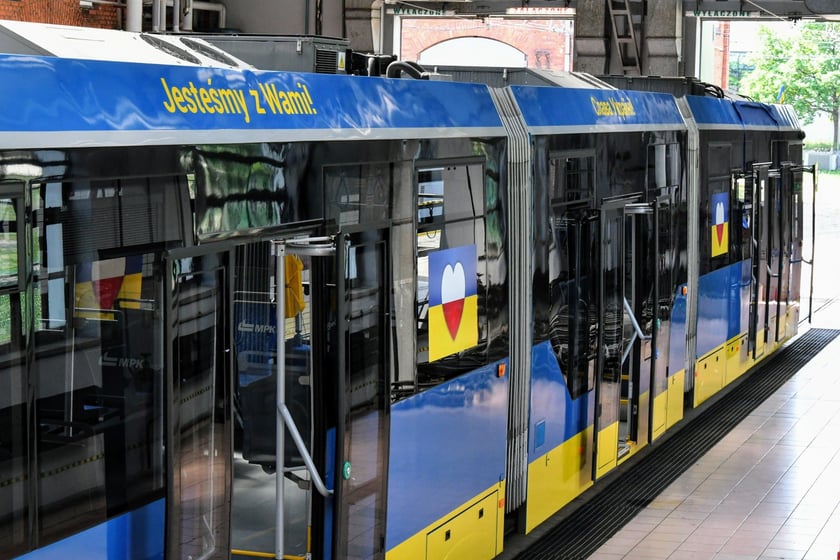 Na tramwaju umieszczono słowa wsparcia w języku polskim i ukraińskim