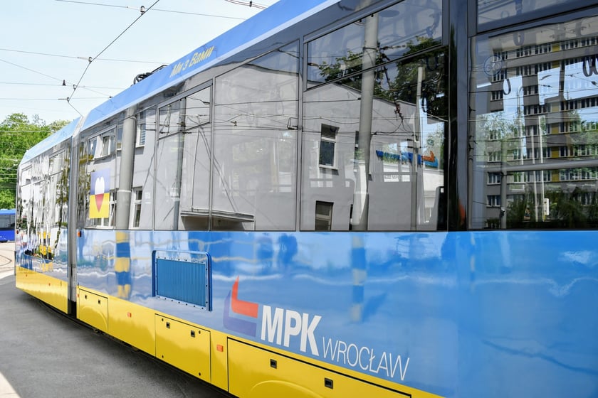 Niebiesko-żółty tramwaj będzie kursował na różnych liniach