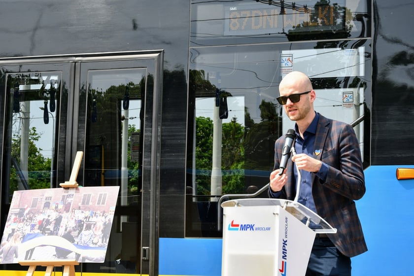 Niebiesko-żółty tramwaj będzie kursował na różnych liniach