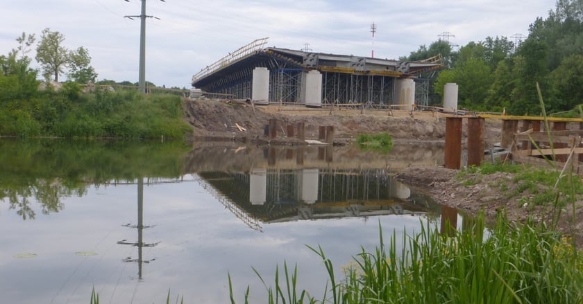 Budowa mostu przez Oławę