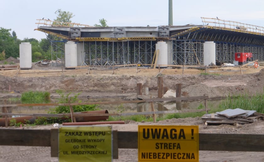 Budowa mostu przez Oławę