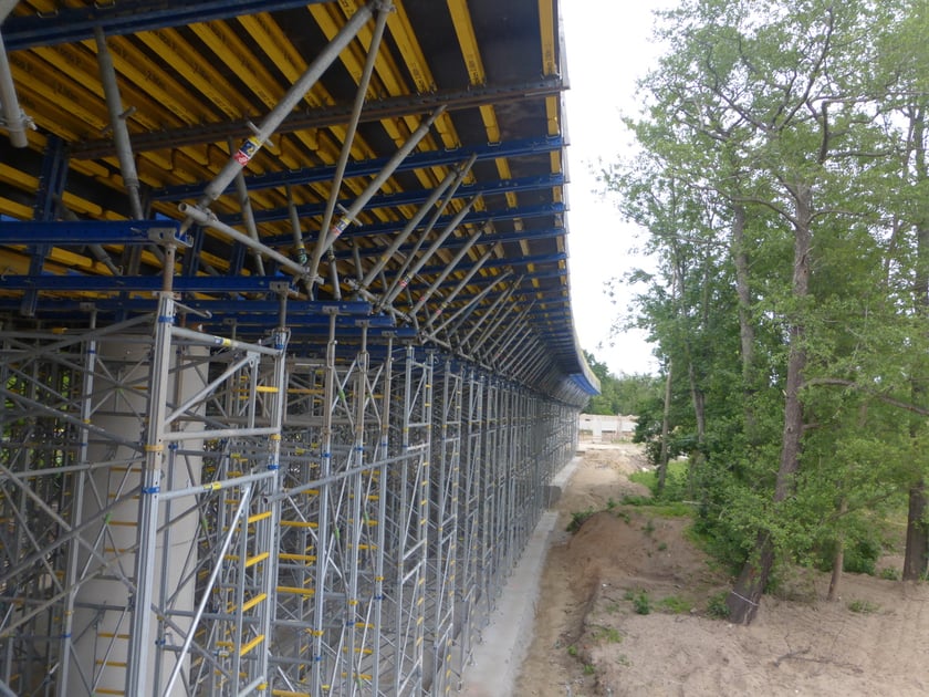Budowa mostu przez Oławę