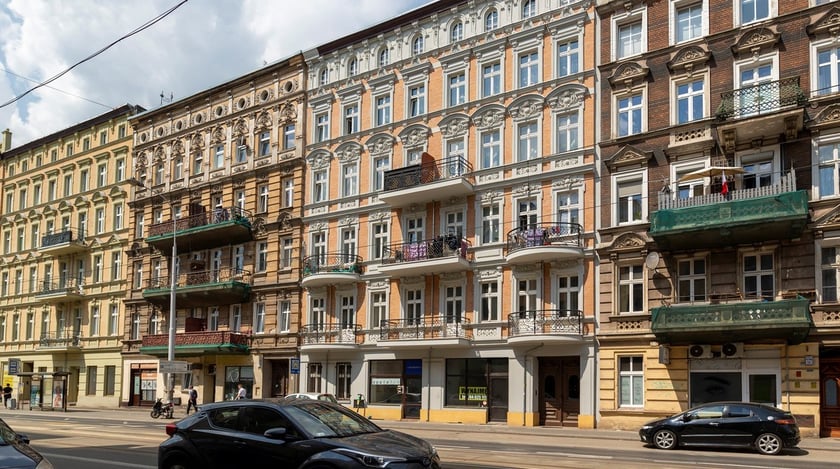 Trasa z dworca Wrocław Nadodrze do centrum miasta prowadzi wśród starych kamienic.
