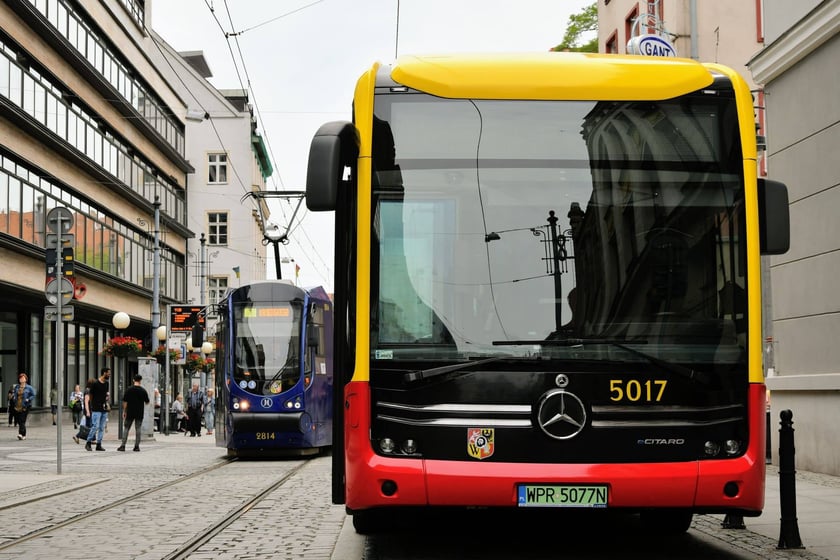 Testowany przez MPK Wrocław autobus bezprzegubowy wjechał już na ulice Wrocławia
