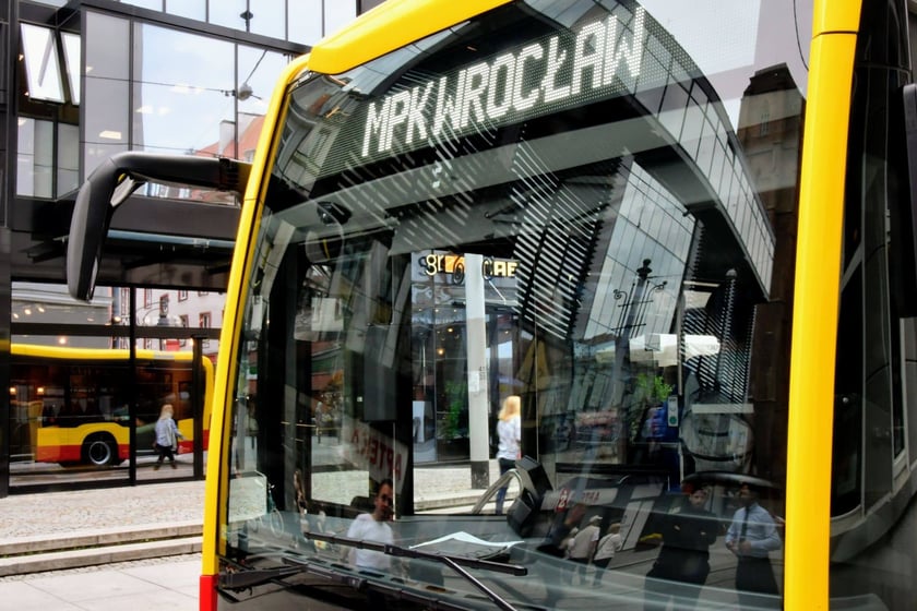 Testowany przez MPK Wrocław autobus bezprzegubowy wjechał już na ulice Wrocławia