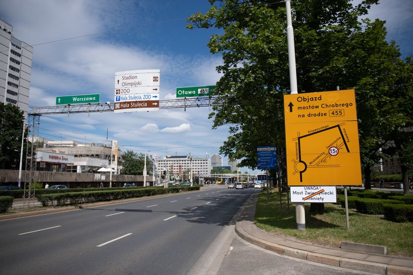 wymiana zwrotnicy przy moście Zwierzynieckim. Od 16 lipca objazdy dla samochodów i tramwajów. Akcja informacyjna dla mieszkańców