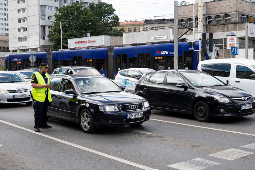 wymiana zwrotnicy przy moście Zwierzynieckim. Od 16 lipca objazdy dla samochodów i tramwajów. Akcja informacyjna dla mieszkańców