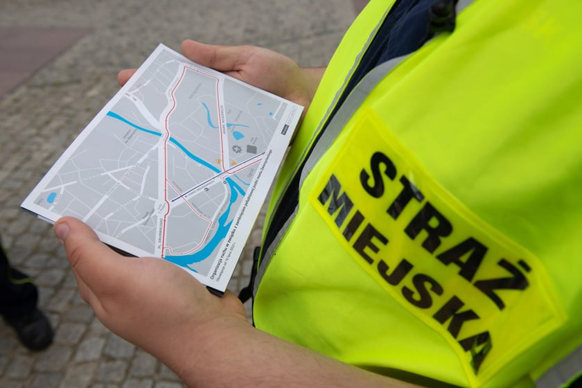 wymiana zwrotnicy przy moście Zwierzynieckim. Od 16 lipca objazdy dla samochodów i tramwajów. Akcja informacyjna dla mieszkańców