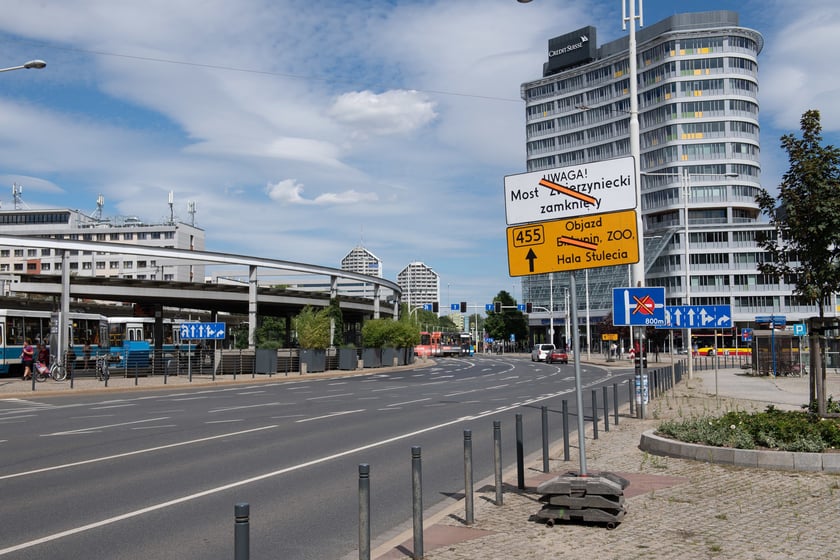 wymiana zwrotnicy przy moście Zwierzynieckim. Od 16 lipca objazdy dla samochodów i tramwajów. Akcja informacyjna dla mieszkańców