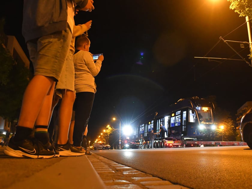 Nocny przyjazd 21. tramwaju Moderus Gamma do Wrocławia