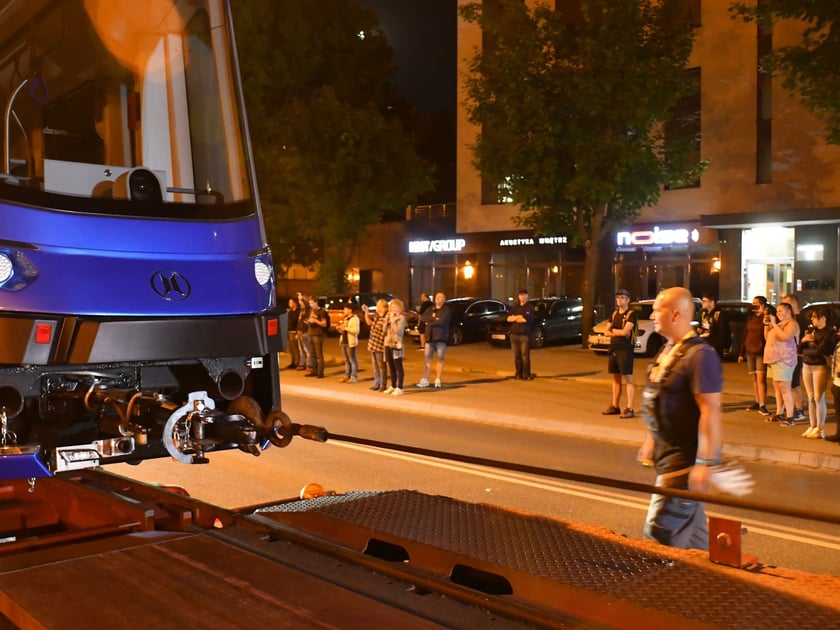 Nocny przyjazd 21. tramwaju Moderus Gamma do Wrocławia