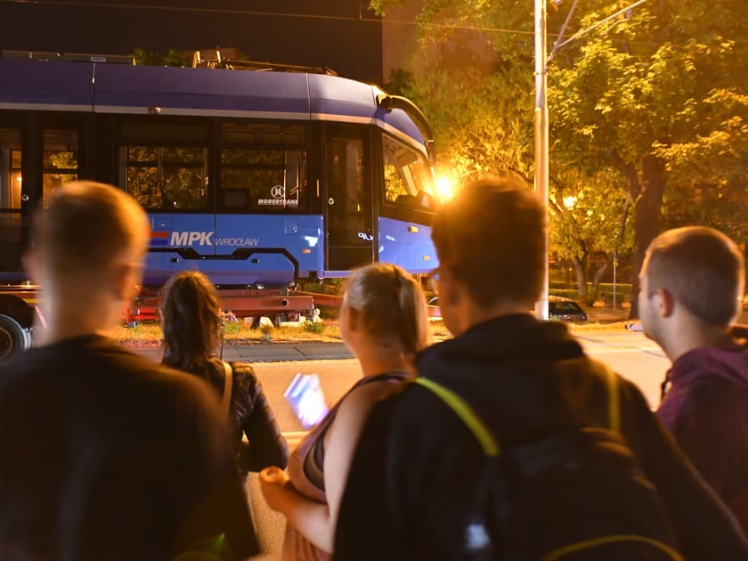 Nocny przyjazd 21. tramwaju Moderus Gamma do Wrocławia