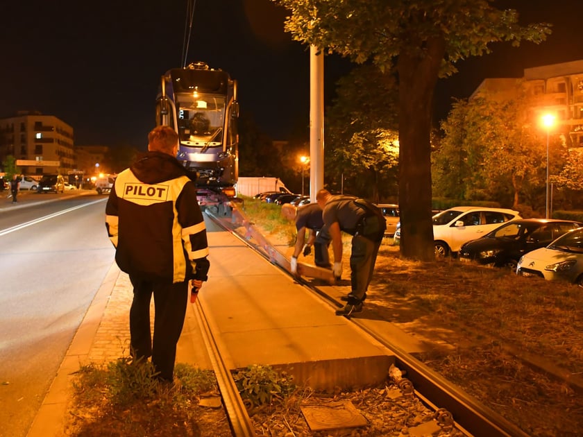 Nocny przyjazd 21. tramwaju Moderus Gamma do Wrocławia