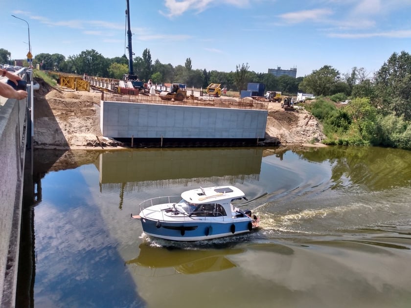 Stalowe elementy mostów Chrobrego przyjechały do Wrocławia z Gdyni.