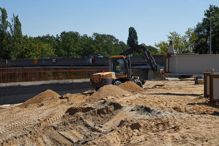 Stalowe elementy mostów Chrobrego przyjechały do Wrocławia z Gdyni.