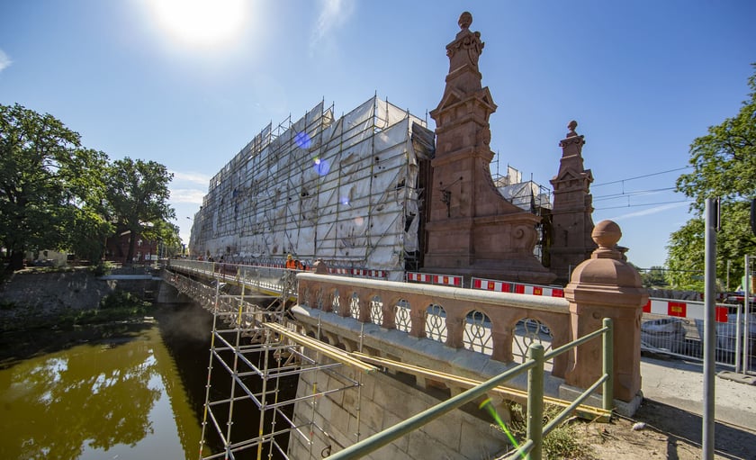 W połowie sierpnia na moście Zwierzynieckim trwają intensywne prace