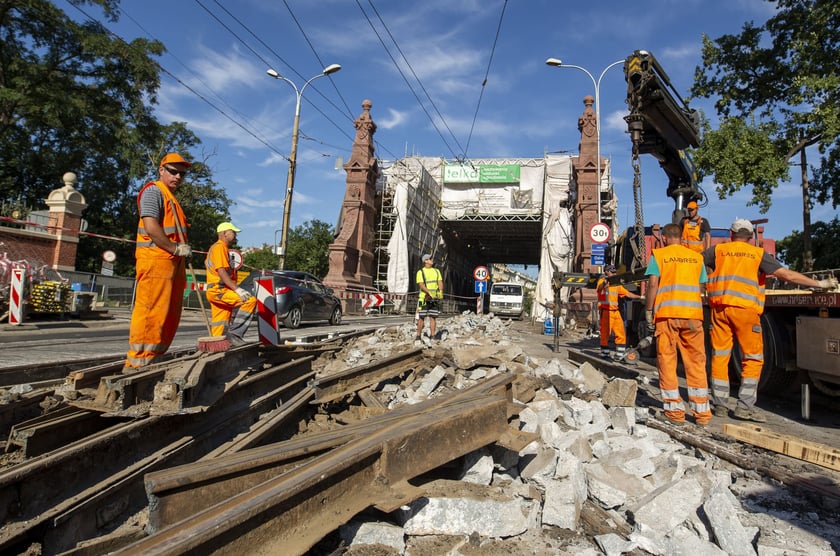 W połowie sierpnia na moście Zwierzynieckim trwają intensywne prace