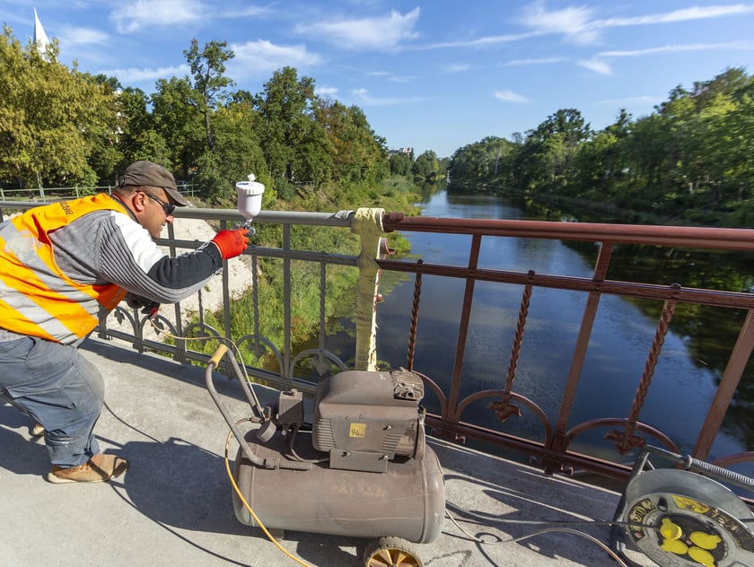 W połowie sierpnia na moście Zwierzynieckim trwają intensywne prace