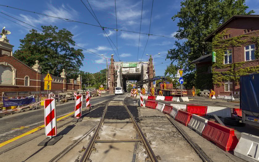 W połowie sierpnia na moście Zwierzynieckim trwają intensywne prace