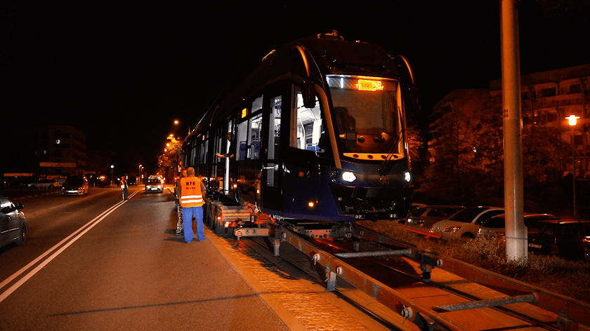 Nocy transport nowego tramwaju Moderus Gamma 2, 15 sierpnia 2022