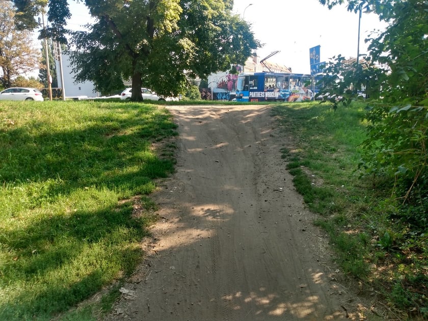 Pomiędzy mostem Grunwaldzkim a bulwarem Kaczyńskich powstanie rampa dla pieszych i rowerzystów.