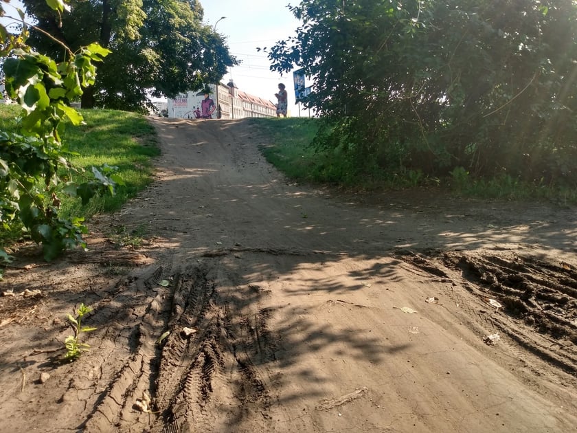 Pomiędzy mostem Grunwaldzkim a bulwarem Kaczyńskich powstanie rampa dla pieszych i rowerzystów.