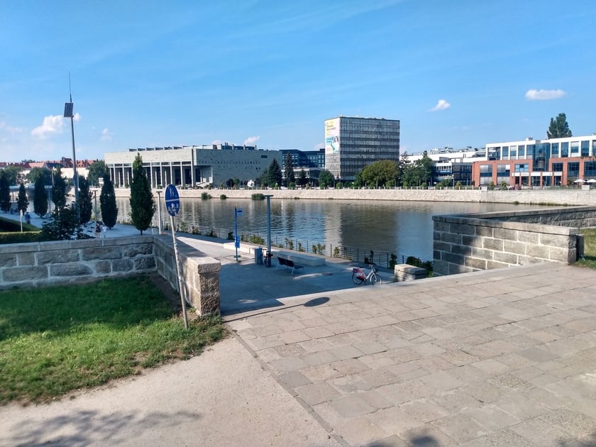 Pomiędzy mostem Grunwaldzkim a bulwarem Kaczyńskich powstanie rampa dla pieszych i rowerzystów.