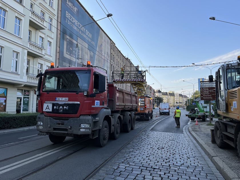 W ramach modernizacji ul. Pomorskiej zdemontowano część sieci trakcyjnej